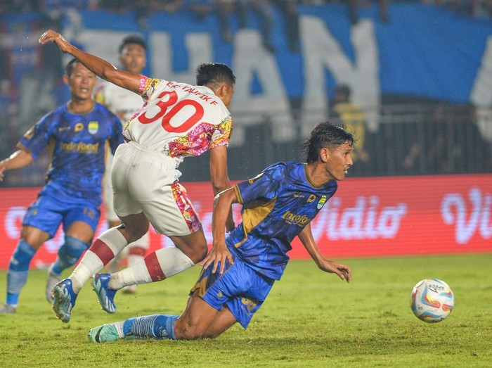 Pesepak bola Persib Bandung Edo Febriansah (kanan) berebut bola dengan pesepak bola Persis Solo Ripal Wahyudi (kiri) pada laga kedua Grup A Piala Presiden di Stadion Si Jalak Harupat, Kabupaten Bandung, Jawa Barat, Kamis (25/7/2024). ANTARA FOTO/Raisan Al Farisi/aww.