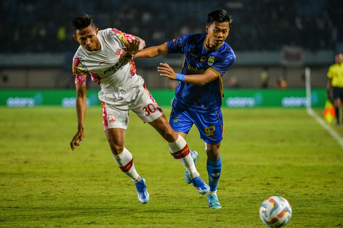 Pesepak bola Persib Bandung Edo Febriansah (kanan) berebut bola dengan pesepak bola Persis Solo Ripal Wahyudi (kiri) pada laga kedua Grup A Piala Presiden di Stadion Si Jalak Harupat, Kabupaten Bandung, Jawa Barat, Kamis (25/7/2024). ANTARA FOTO/Raisan Al Farisi/aww.