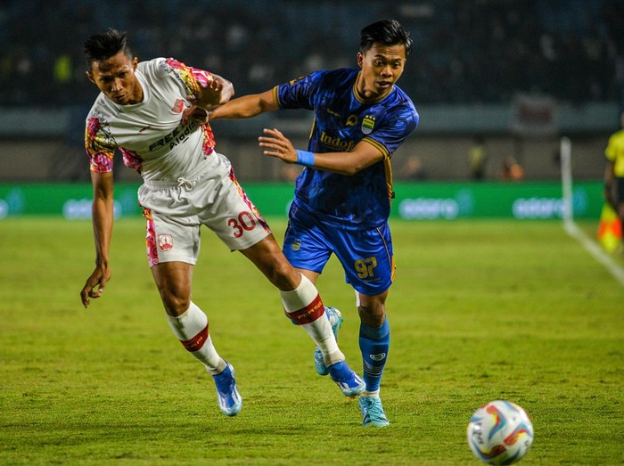 Pesepak bola Persib Bandung Edo Febriansah (kanan) berebut bola dengan pesepak bola Persis Solo Ripal Wahyudi (kiri) pada laga kedua Grup A Piala Presiden di Stadion Si Jalak Harupat, Kabupaten Bandung, Jawa Barat, Kamis (25/7/2024). ANTARA FOTO/Raisan Al Farisi/aww.