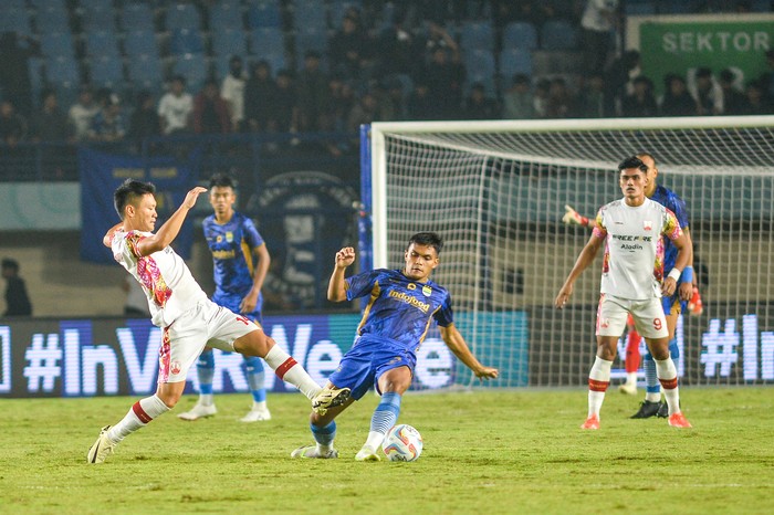Pesepak bola Persib Bandung Edo Febriansah (kanan) berebut bola dengan pesepak bola Persis Solo Ripal Wahyudi (kiri) pada laga kedua Grup A Piala Presiden di Stadion Si Jalak Harupat, Kabupaten Bandung, Jawa Barat, Kamis (25/7/2024). ANTARA FOTO/Raisan Al Farisi/aww.