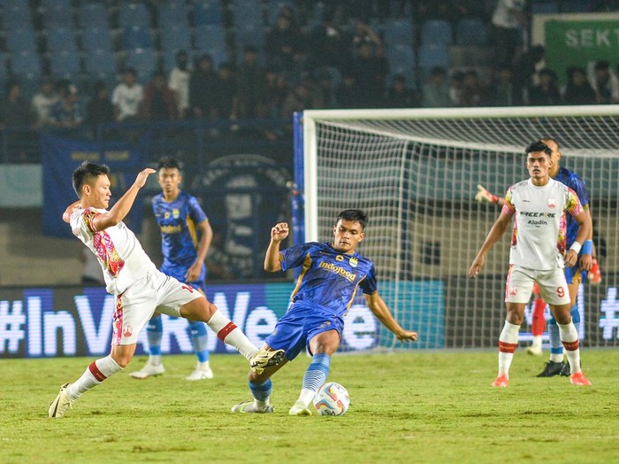Pesepak bola Persib Bandung Edo Febriansah (kanan) berebut bola dengan pesepak bola Persis Solo Ripal Wahyudi (kiri) pada laga kedua Grup A Piala Presiden di Stadion Si Jalak Harupat, Kabupaten Bandung, Jawa Barat, Kamis (25/7/2024). ANTARA FOTO/Raisan Al Farisi/aww.