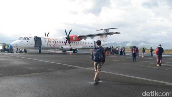 Pesawat Wings Air dikala berada di Bandara Sultan Muhammad Salahuddin Bima, NTB. (Foto: Rafiin/detikBali) Pesawat Wings Air dikala berada di Bandara Sultan Muhammad Salahuddin Bima, NTB. (Foto: Rafiin/detikBali)
