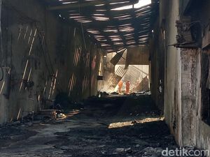 Gudang Plastik di Karanganyar Terbakar Pagi Ini Gudang Plastik di Karanganyar Terbakar Pagi Ini