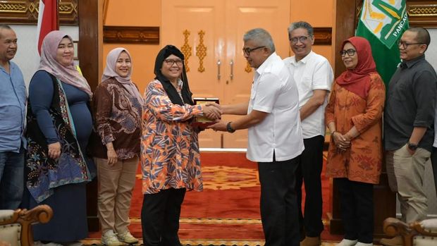 Pj. Gubernur Aceh, Bustami, SE, M.Si didampingi Asisten Administrasi Pimpinan Sekda Aceh, Dr. Iskandar AP saat menerima audiensi tim Kemenko Marves, Kemendikbudristek dan Dikti, PFN dalam pembuatan film Laksamana Malahayati di Pendopo Gubernur Aceh. (dok. Biro Adpim Setda Aceh)