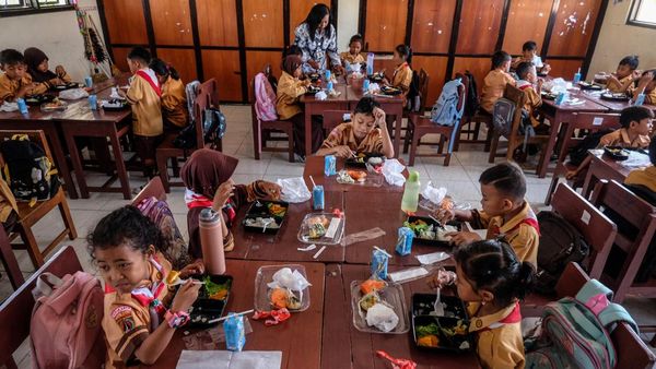 Potret Simulasi Makan Siang Gratis di SD Solo