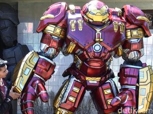 Kisah Ropiana dari Ngamen Kini Sukses Usaha Produksi Kostum Robot