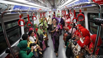 Saat Ratusan Wanita Berkebaya Penuhi LRT Jakarta