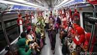 Saat Ratusan Wanita Berkebaya Penuhi LRT Jakarta