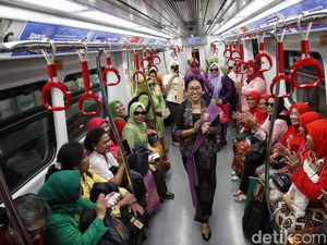 Saat Ratusan Wanita Berkebaya Penuhi LRT Jakarta