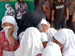Tangis Siswa SDN Widoro Enggan Pindah gegara Sekolah Dimerger