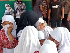 Tangis Siswa SDN Widoro Enggan Pindah gegara Sekolah Dimerger Tangis Siswa SDN Widoro Enggan Pindah gegara Sekolah Dimerger