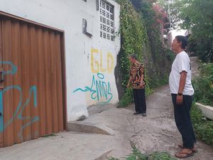 Sekdes Cek Coretan Dinarasikan Target Maling di Tembok Rumah Warga Bogor Sekdes Cek Coretan Dinarasikan Target Maling di Tembok Rumah Warga Bogor