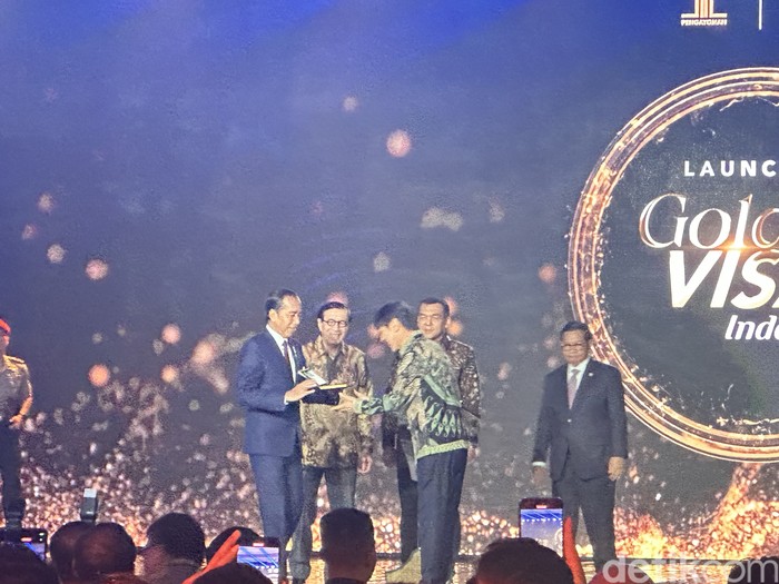 Shin Tae-yong Terima Golden Visa dari Jokowi
