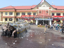 Bentrok Massa vs Aparat di Sispamkota yang Diharap Tak Terjadi di Pasuruan
