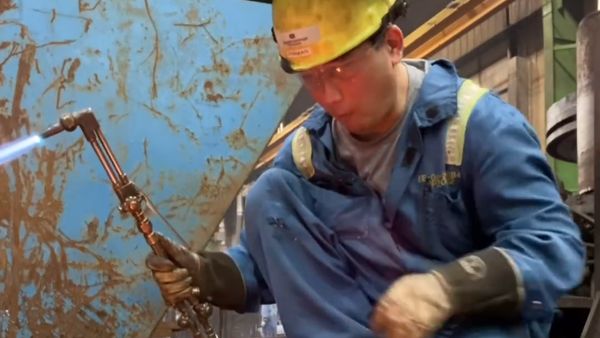 Potret Tengku Firmansyah Tinggal di Kanada, Alih Profesi Jadi Tukang Las