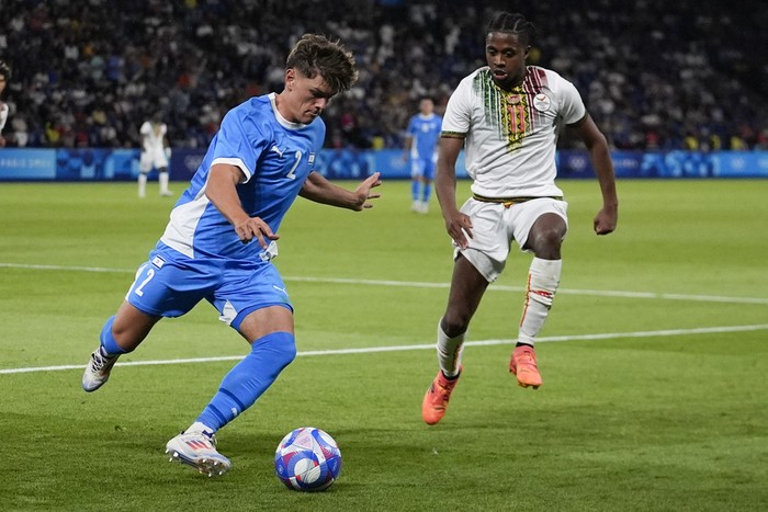 Israel's Ilay Feingold , left, kicks the ball past Mali's Thiemoko Diarra the men's group D match between Israel and Mali at the Parc des Princes during the 2024 Summer Olympics, Wednesday, July 24, 2024, in Paris, France. (AP Photo/Rebecca Blackwell)