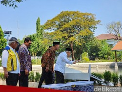 Momen Wapres Maruf Keliling dan Lepas Ikan di Taman Balekambang Solo