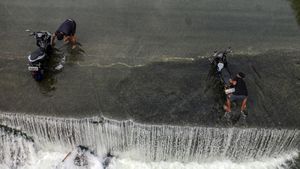 Warga Mandi hingga Cuci Motor di Sungai Cileungsi Saat Kemarau
