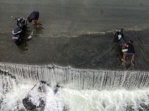 Warga Mandi hingga Cuci Motor di Sungai Cileungsi Saat Kemarau Warga Mandi hingga Cuci Motor di Sungai Cileungsi Saat Kemarau