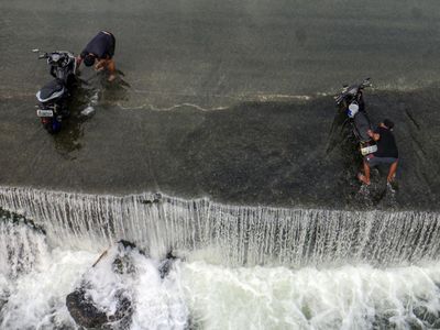 Warga Mandi hingga Cuci Motor di Sungai Cileungsi Saat Kemarau