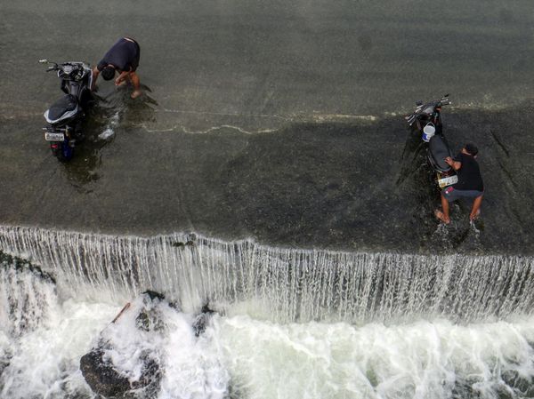 Warga Mandi hingga Cuci Motor di Sungai Cileungsi Saat Kemarau