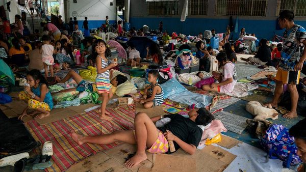 Warga Terdampak Banjir Filipina Mengungsi di Lapangan Basket