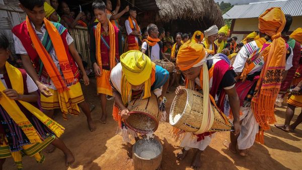 Warna-warni Suku Tiwa India Rayakan Festival Wanchuwa