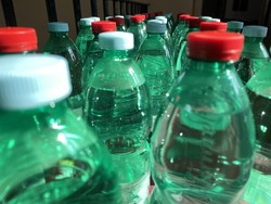 Benarkah Warna Tutup Botol Air Mineral dalam Kemasan Punya Arti Berbeda?