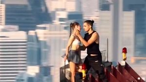 Foto Pasangan Viral Memanjat Gedung Tinggi, Hobi Ilegal yang Menantang Maut