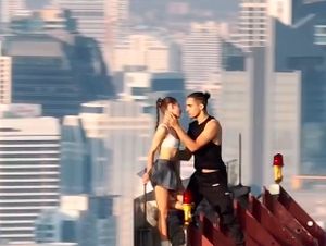 Foto Pasangan Viral Memanjat Gedung Tinggi, Hobi Ilegal yang Menantang Maut