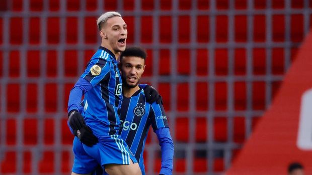 EINDHOVEN, NETHERLANDS - JANUARY 23: Noussair Mazraoui of Ajax celebrates with Antony of Ajax  during the Dutch Eredivisie  match between PSV v Ajax at the Philips Stadium on January 23, 2022 in Eindhoven Netherlands (Photo by Cees van Hoogdalem/Soccrates/Getty Images)