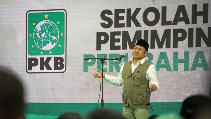 Cak Imin saat memberikan pembekalan kepada seluruh anggota legilatif PKB dari Aceh, Sumatera Utara, Sumatera Barat, Kepulauan Riau, dan Riau dalam Sekolah Pemimpin Perubahan Wilayah 4 di Berastagi, Karo, Jumat (26/7).