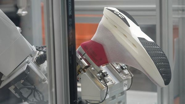 Canggih! Lengan Robot Ini Bikin Sepatu Maraton dalam Waktu Tiga Menit