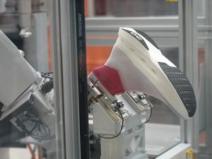 Canggih! Lengan Robot Ini Bikin Sepatu Maraton dalam Waktu Tiga Menit Canggih! Lengan Robot Ini Bikin Sepatu Maraton dalam Waktu Tiga Menit