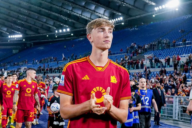Dean Huijsen of AS Roma greets his supporters after the Serie A TIM match between AS Roma and Genoa CFC at Stadio Olimpico on May 19, 2024 in Rome, Italy. (Photo by Giuseppe Maffia/NurPhoto via Getty Images)