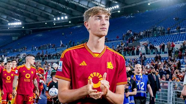 Dean Huijsen of AS Roma greets his supporters after the Serie A TIM match between AS Roma and Genoa CFC at Stadio Olimpico on May 19, 2024 in Rome, Italy. (Photo by Giuseppe Maffia/NurPhoto via Getty Images)