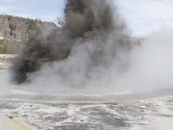 Dunia Hari Ini: Semburan di Yellowstone, Turis Tunggang-langgang Selamatkan Diri