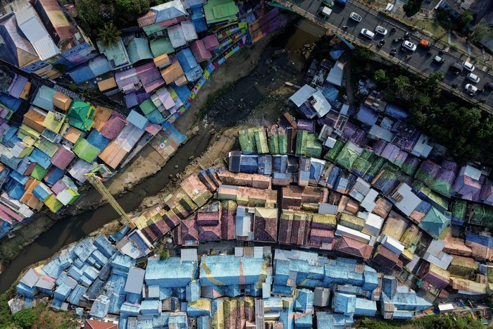 Foto udara keadaan Kampung Warna-Warni Jodipan (KWJ) di Malang, Jawa Timur, Jumat (26/7/2024). pemkot lokal mengupayakan peremajaan tiga kampung tematik adalah Kampung Tridi, Kampung Warna-warni Jodipan (KWJ) dan Kampung Biru Arema menggunakan dana agenda tanggung jawab sosial perusahaan (CSR) dengan cita-cita sanggup meningkat kunjungan rekreasi di wilayah tersebut. ANTARA FOTO/Irfan Sumanjaya/foc.