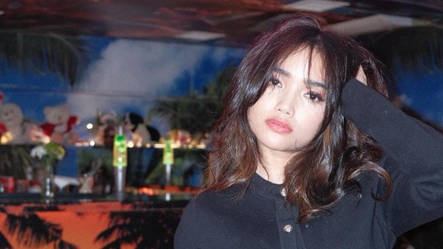 Update Informasi Selebriti InsertLive : Fuji Dituding Ngarep Masuk Circle Istri Rizky Febian Usai Tiru Makeup Mahalini