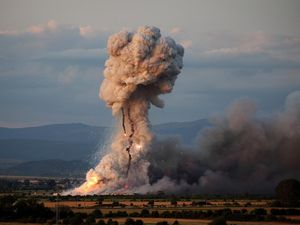 Gudang Berisi 20 Ton Kembang Api di Bulgaria Meledak Gudang Berisi 20 Ton Kembang Api di Bulgaria Meledak