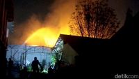 Gudang Tinner Pabrik Cat Avian Terbakar