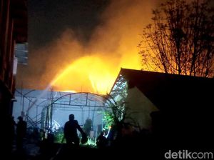 Gudang Tinner Pabrik Cat Avian Terbakar Gudang Tinner Pabrik Cat Avian Terbakar