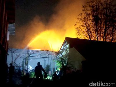 Gudang Tinner Pabrik Cat Avian Terbakar