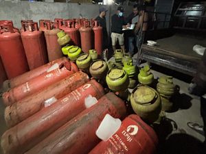 Polisi Gerebek Gudang di Denpasar, Diduga Jadi Tempat Oplos LPG Polisi Gerebek Gudang di Denpasar, Diduga Jadi Tempat Oplos LPG