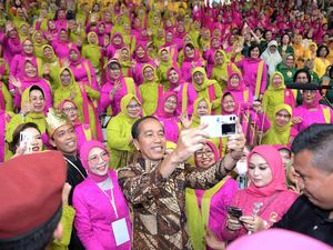 Mejeng di Hari Kebaya Nasional, HP Flip OPPO Curi Perhatian Warganet! Mejeng di Hari Kebaya Nasional, HP Flip OPPO Curi Perhatian Warganet!