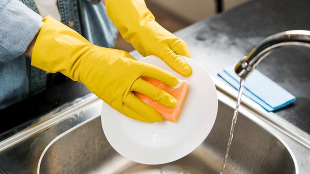 Ilustrasi cuci piring, spons, piring