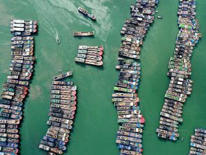China Dilanda Topan Gaemi, Pabrik hingga Layanan Kereta Api Lumpuh