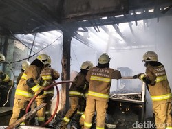 Kebakaran Kios Pedagang di Pasar Simpang Dago Bandung Padam