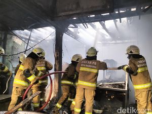 Kebakaran di Pasar Simpang Dago Bandung, 14 Mobil Damkar Dikerahkan Kebakaran di Pasar Simpang Dago Bandung, 14 Mobil Damkar Dikerahkan