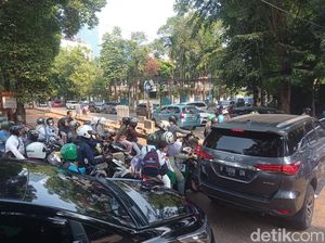 Warga Ngeluh Proyek Galian di Jl Besakih: Parkir Jadi Jauh, Jalan Kaki Sulit Warga Ngeluh Proyek Galian di Jl Besakih: Parkir Jadi Jauh, Jalan Kaki Sulit